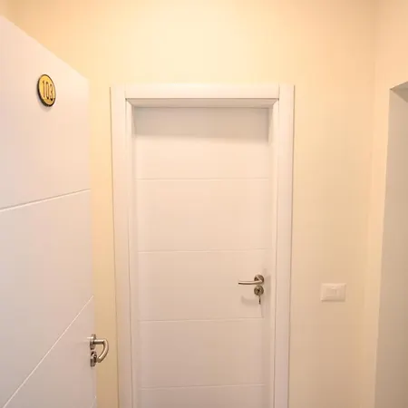 Ξενοδοχείο με διαμερίσματα Hoxha 80 3*