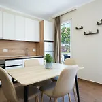 Ξενοδοχείο με διαμερίσματα Hoxha 80 3*