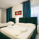 Ξενοδοχείο με διαμερίσματα Hoxha 80 3*