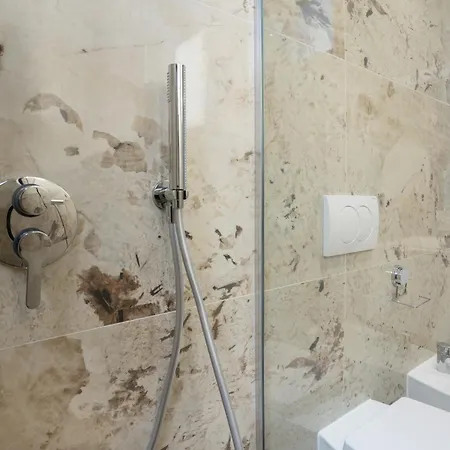 Hoxha 80 Aparthotel 3*